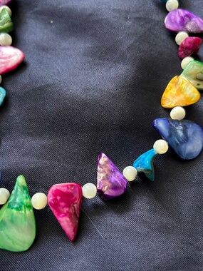 NECKLACE MULTICOLOUR SHELL SLICES WITH WHITE BEADS, 18 INCHES, TAGS ON, NEW,